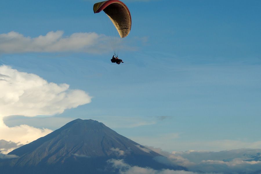 Parapente Baños - Adventure flights surrounded by valleys and hills.